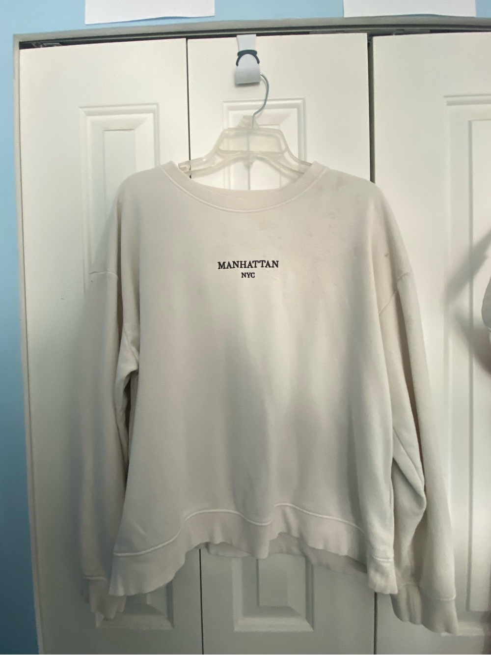 Cream Women's Crewneck Sweater with Embroidered ‘Manhattan NYC’ Graphic